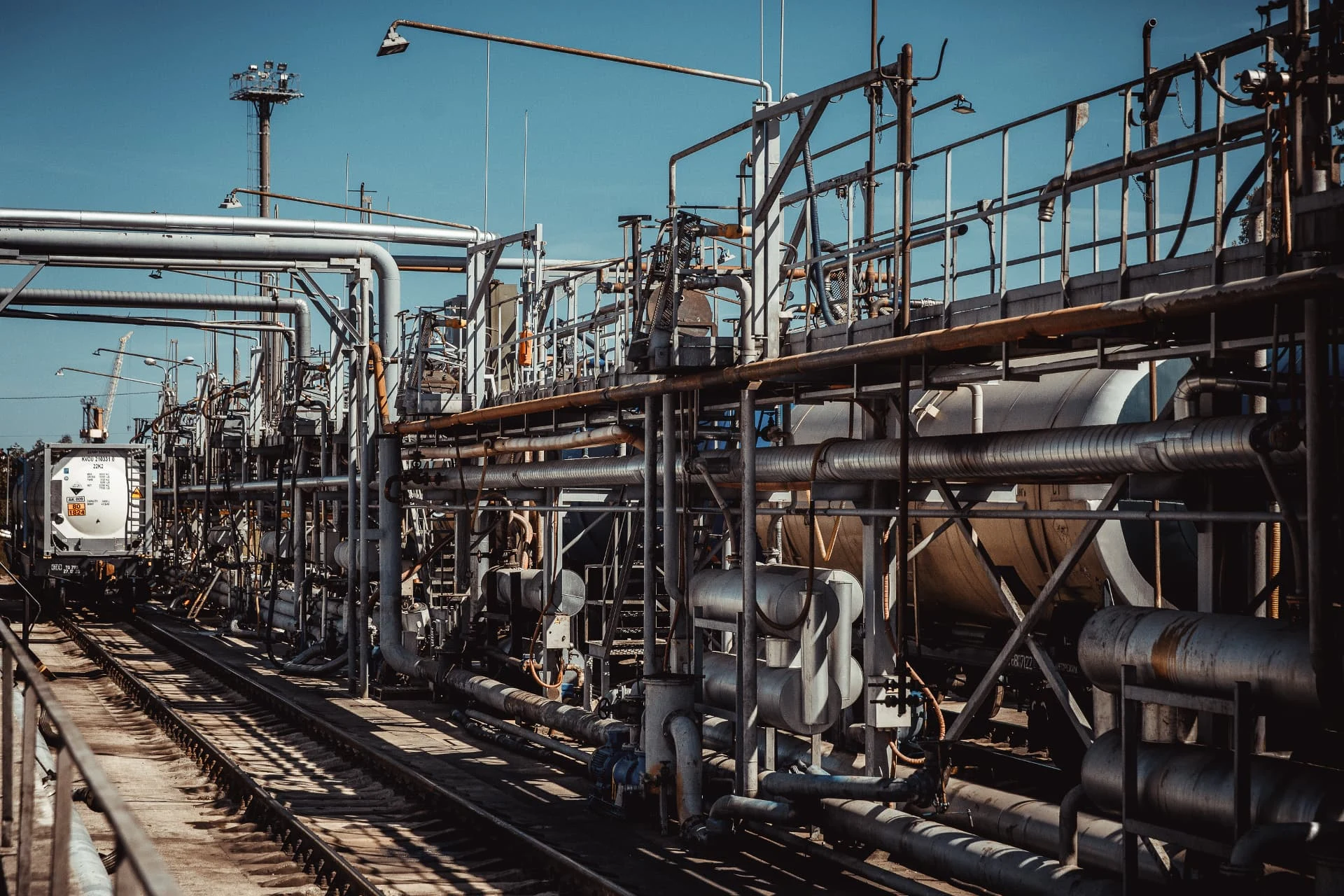 Steel loading pipelines and rail tanker infrastructure at OVI